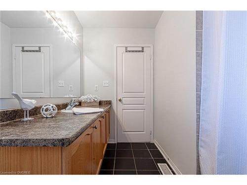 2292 Saddlecreek Crescent, Oakville, ON - Indoor Photo Showing Bathroom