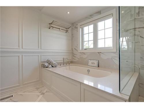 1570 Pinery Crescent, Oakville, ON - Indoor Photo Showing Bathroom
