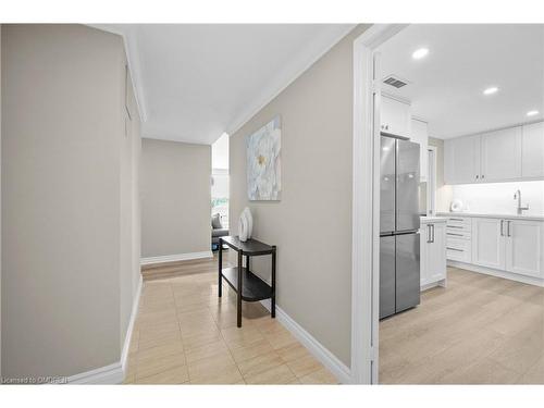 1104-100 Lakeshore Road E, Oakville, ON - Indoor Photo Showing Kitchen