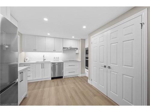 1104-100 Lakeshore Road E, Oakville, ON - Indoor Photo Showing Kitchen