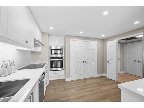 1104-100 Lakeshore Road E, Oakville, ON - Indoor Photo Showing Kitchen