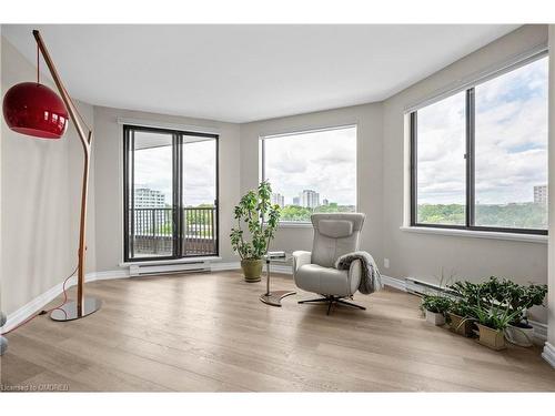 1104-100 Lakeshore Road E, Oakville, ON - Indoor Photo Showing Living Room