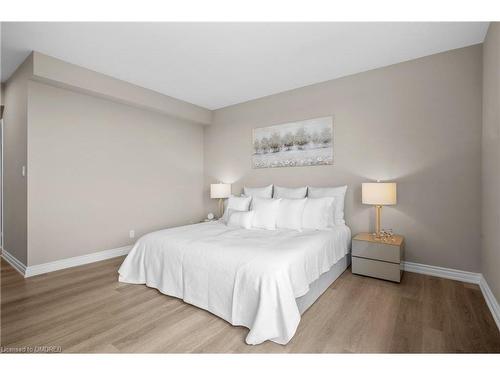 1104-100 Lakeshore Road E, Oakville, ON - Indoor Photo Showing Bedroom
