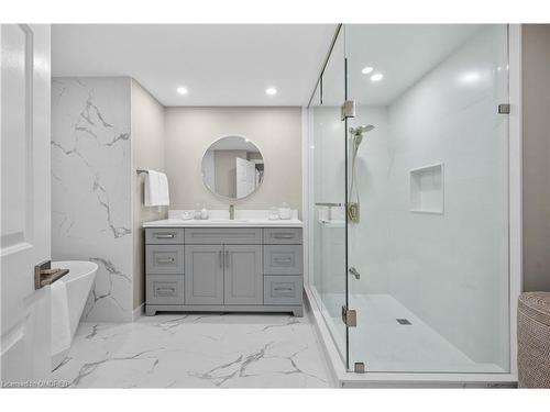 1104-100 Lakeshore Road E, Oakville, ON - Indoor Photo Showing Bathroom