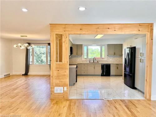 13 Amanda Street, Orangeville, ON - Indoor Photo Showing Kitchen