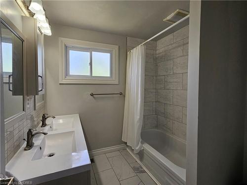 25 Pembroke Street, Hamilton, ON - Indoor Photo Showing Bathroom
