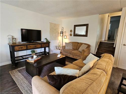 25 Pembroke Street, Hamilton, ON - Indoor Photo Showing Living Room