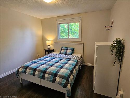 25 Pembroke Street, Hamilton, ON - Indoor Photo Showing Bedroom