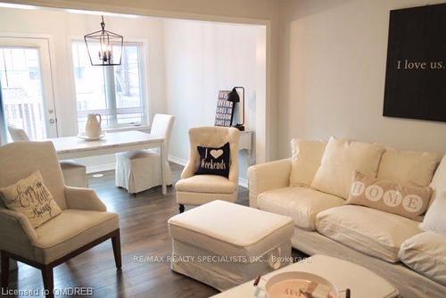 316 Jemima Drive, Oakville, ON - Indoor Photo Showing Living Room