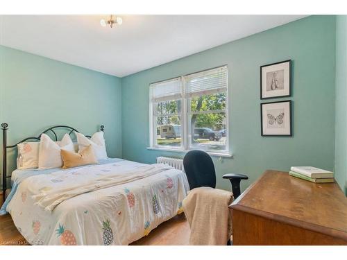 2076 Churchill Avenue, Burlington, ON - Indoor Photo Showing Bedroom