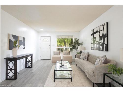 160 Commercial Street, Welland, ON - Indoor Photo Showing Living Room