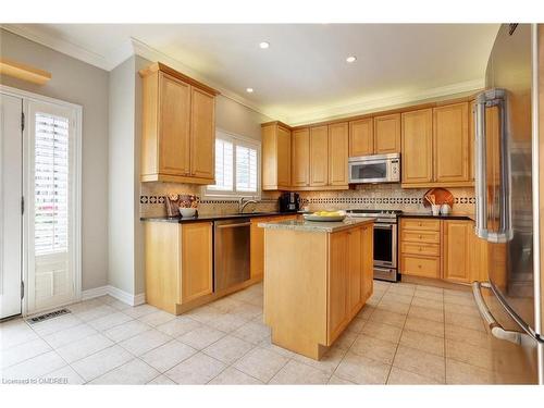 1537 Pinery Crescent, Oakville, ON - Indoor Photo Showing Kitchen