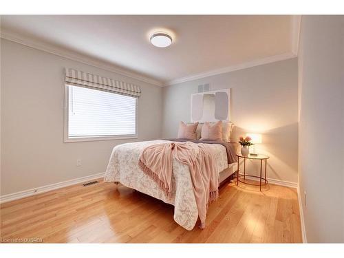 1537 Pinery Crescent, Oakville, ON - Indoor Photo Showing Bedroom