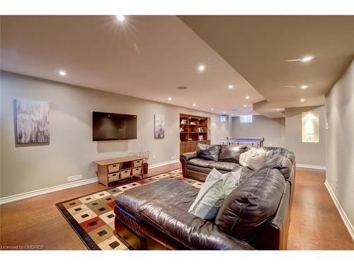 1537 Pinery Crescent, Oakville, ON - Indoor Photo Showing Living Room