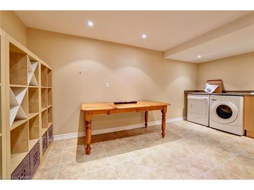 1537 Pinery Crescent, Oakville, ON - Indoor Photo Showing Laundry Room