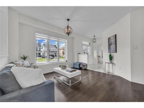 22 Ovation Drive, Thorold, ON - Indoor Photo Showing Living Room