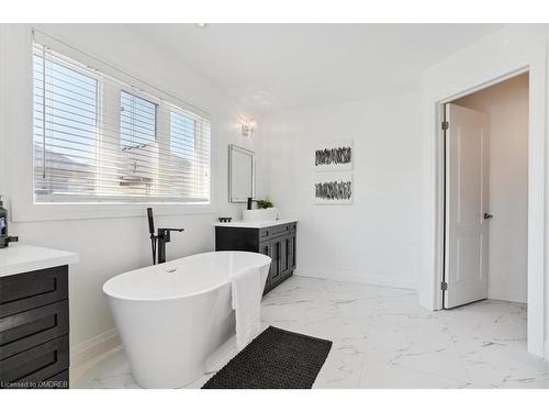 2420 Spring Meadow Way, Oakville, ON - Indoor Photo Showing Bathroom