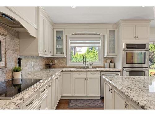 2334 Carpenters Circle, Oakville, ON - Indoor Photo Showing Kitchen With Upgraded Kitchen