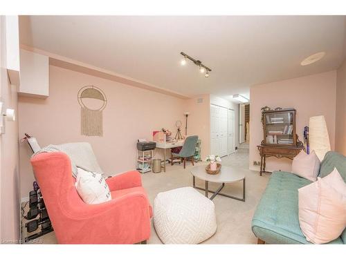 406-895 Maple Avenue, Burlington, ON - Indoor Photo Showing Living Room