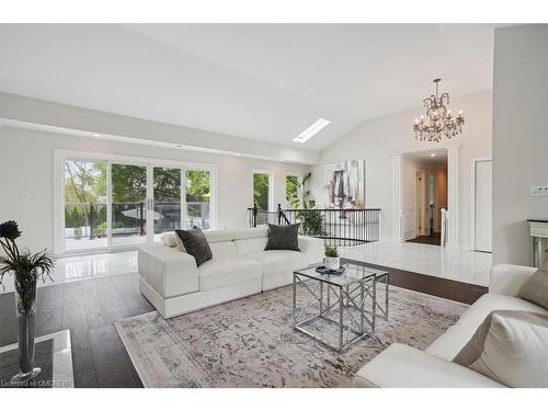 20 Craven Avenue, Burlington, ON - Indoor Photo Showing Living Room