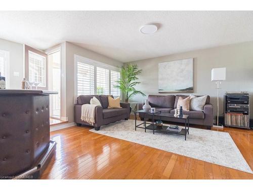 10-2340 Parkhaven Boulevard, Oakville, ON - Indoor Photo Showing Living Room