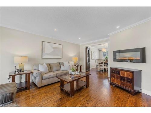 32 Parkview Place, Brampton, ON - Indoor Photo Showing Living Room