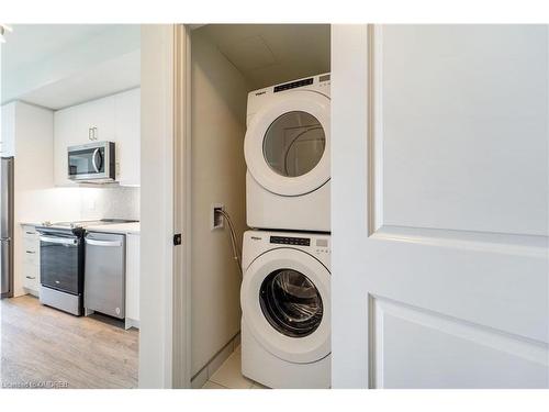 1806-335 Wheat Boom Drive, Oakville, ON - Indoor Photo Showing Laundry Room
