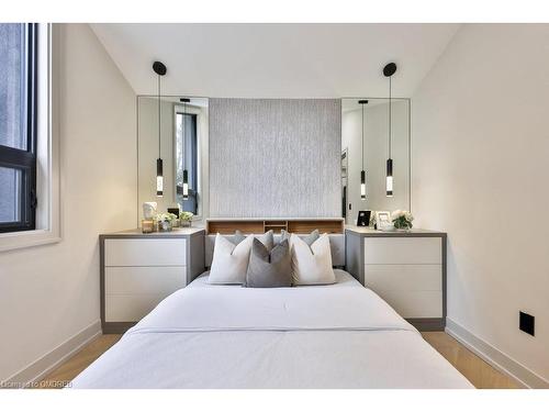 55 West 22Nd Street, Hamilton, ON - Indoor Photo Showing Bedroom