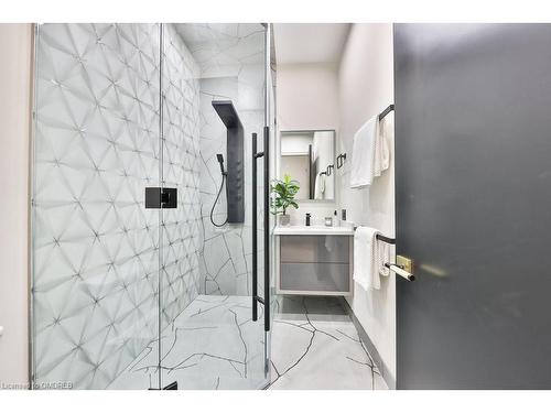 55 West 22Nd Street, Hamilton, ON - Indoor Photo Showing Bathroom