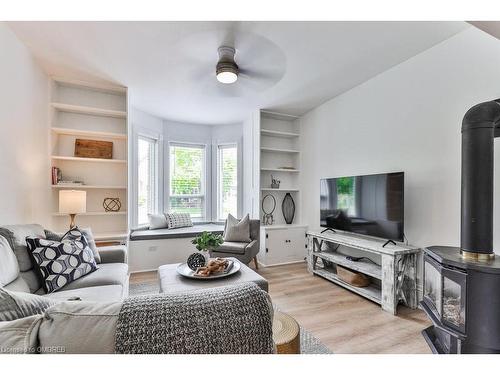 16 Park Avenue, Acton, ON - Indoor Photo Showing Living Room