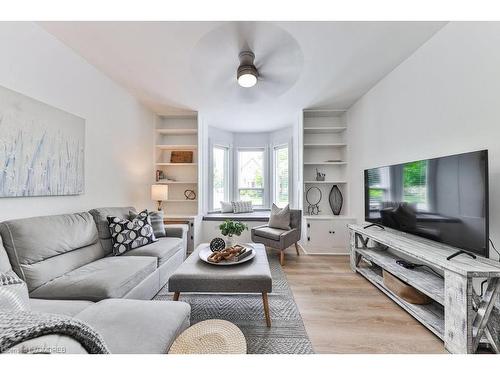 16 Park Avenue, Acton, ON - Indoor Photo Showing Living Room