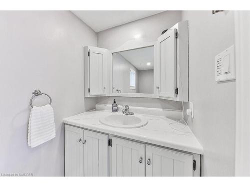 16 Park Avenue, Acton, ON - Indoor Photo Showing Bathroom