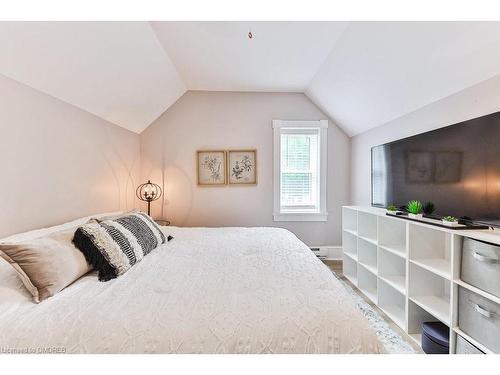 16 Park Avenue, Acton, ON - Indoor Photo Showing Bedroom