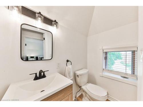 16 Park Avenue, Acton, ON - Indoor Photo Showing Bathroom