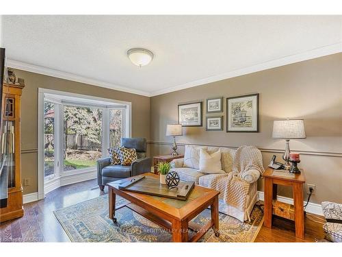 25 Caledon Crescent, Brampton, ON - Indoor Photo Showing Living Room