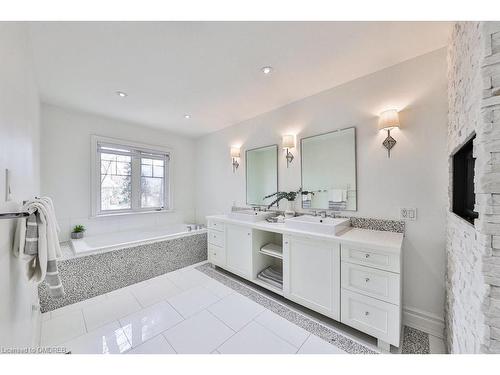 1502 Crescent Road, Mississauga, ON - Indoor Photo Showing Bathroom