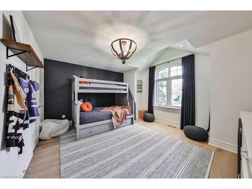 1502 Crescent Road, Mississauga, ON - Indoor Photo Showing Bedroom