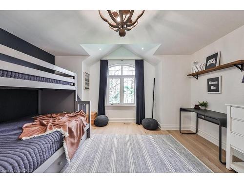 1502 Crescent Road, Mississauga, ON - Indoor Photo Showing Bedroom