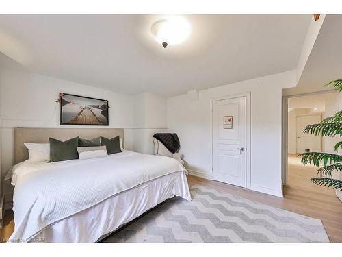 1502 Crescent Road, Mississauga, ON - Indoor Photo Showing Bedroom