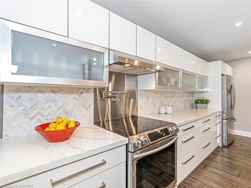 535 Regina Drive, Burlington, ON - Indoor Photo Showing Kitchen With Upgraded Kitchen