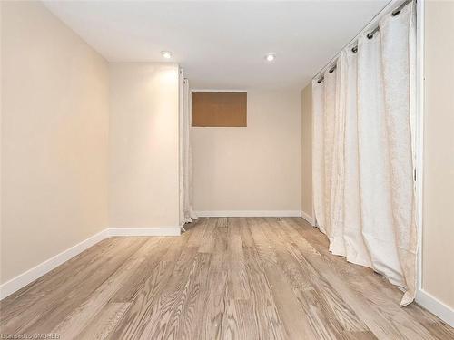 535 Regina Drive, Burlington, ON - Indoor Photo Showing Laundry Room