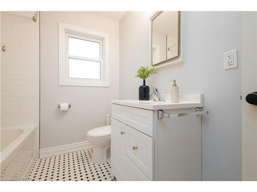 2315 Mount Forest Drive, Burlington, ON - Indoor Photo Showing Bathroom