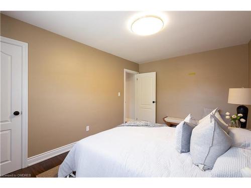 2315 Mount Forest Drive, Burlington, ON - Indoor Photo Showing Bedroom