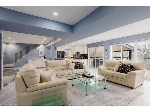 676 Bayshore Boulevard, Burlington, ON - Indoor Photo Showing Living Room