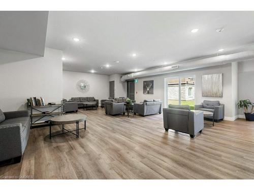 512-501 Frontenac Street, Kingston, ON - Indoor Photo Showing Living Room