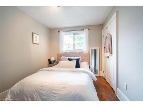 1 Picton Street W, Hamilton, ON - Indoor Photo Showing Bedroom