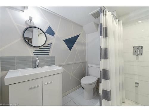 9 Santa Barbara Lane Lane, Hamilton, ON - Indoor Photo Showing Bathroom