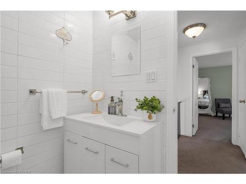 32 Reynier Drive, Brampton, ON - Indoor Photo Showing Bathroom