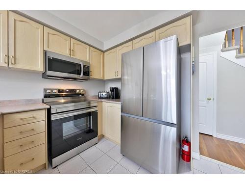 100 Fellowes Crescent, Waterdown, ON - Indoor Photo Showing Kitchen With Stainless Steel Kitchen