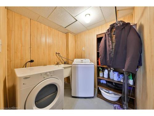 100 Fellowes Crescent, Waterdown, ON - Indoor Photo Showing Laundry Room
